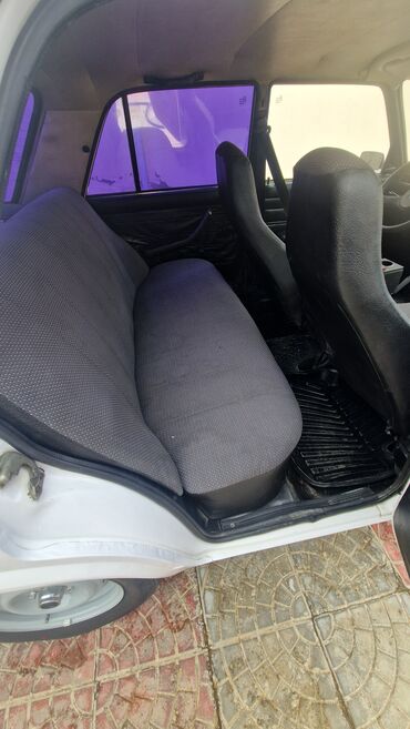 VAZ (LADA): VAZ 2107 sedan Xüsusiyyətlər: - Kuzov: 4 qapılı sedan, ağ rəng - — 17