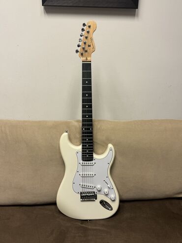 Gitaralar: Elektron gitara, 6 sim, İşlənmiş, Ünvandan götürmə