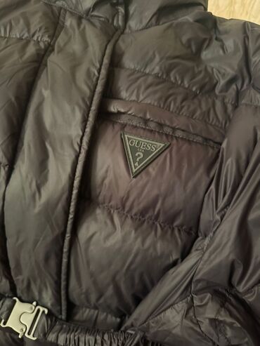 geyinilmiş paltarlar: Женская куртка Guess, S (EU 36), цвет - Черный
