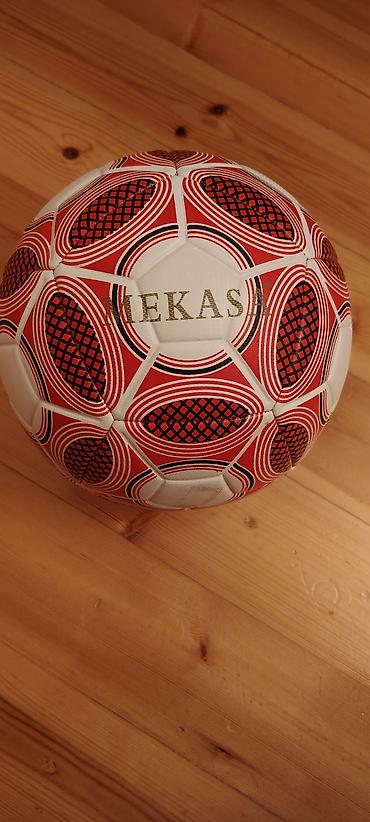 Toplar: Mekasa futbol topu - Rəng: ağ-qırmızı, qara naxışlı - Material — 1