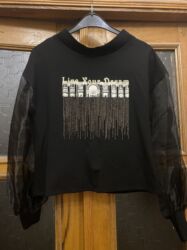 Köynək və bluzalar: Qadın geyimləri – 2 fərqli model 1) Ağ bluz: - Yumşaq, axıcı parça - — 16