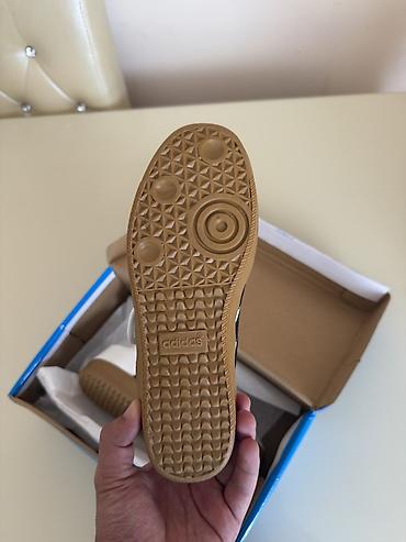 krosovka: Rəng - Ağ Krossovkalar, Adidas, Ölçü: 37, Uniseks — 3