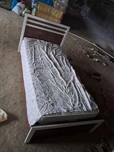 Masalar və oturacaqlar: Təknəfərlik çarpayı, Bazasız, Matras ilə, Siyirməsiz