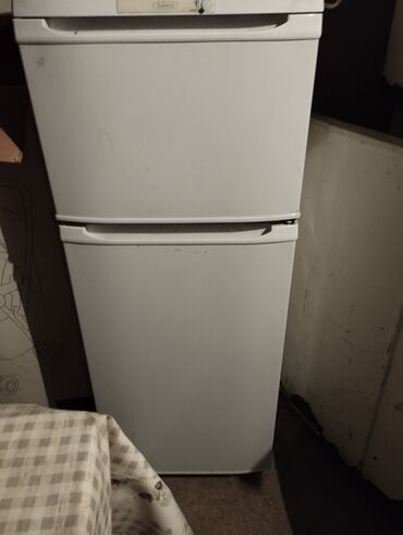 маленький холодильник: Холодильник Biryusa, Б/у, Двухкамерный