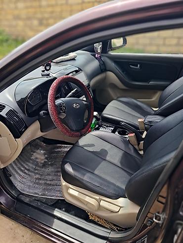 Hyundai: Hyundai Elantra sedan - Kuzov: 4 qapılı sedan, tünd bənövşəyi rəng - — 6