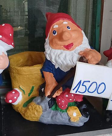 Baštenska dekorativna figurica – patuljak sa kačketom i belom bradom