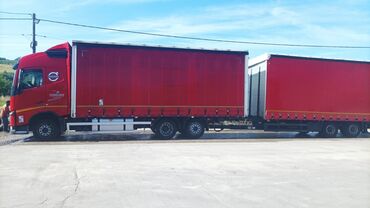 Kamioni: Crveni Volvo kamion sa crvenom prikolicom, idealan za prevoz tereta na — 8