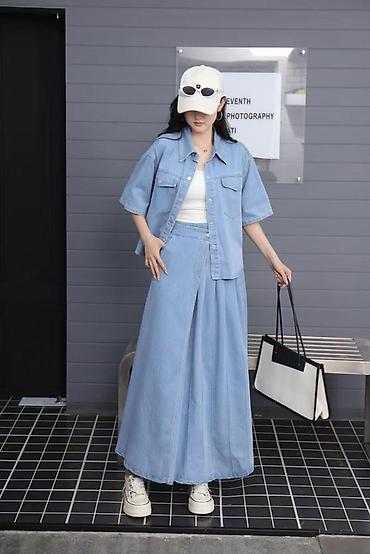 Костюмы с юбкой: Джинсовые комплекты для женщин Варианты: - Юбочный костюм из денима — 1