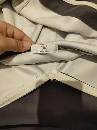 korea: Худи с капюшоном в спортивном стиле, выполнено в двухцветном дизайне — 2