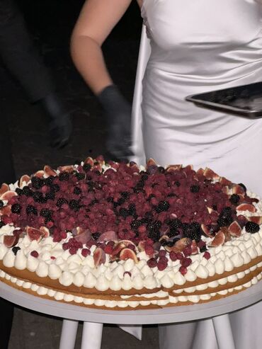 duksa rolka majice na duzi rukav kosulje: Cake for your wedding