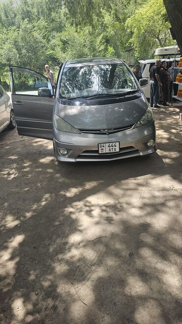 семиместные машины: Универсальный минивэн Toyota Estima серого цвета, идеально подходящий