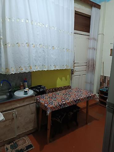 bayilda ev: 55 kv metr sahesi olan bina evinin 1ci mərtebəsi 2otaqlı ev.Heyetde — 4