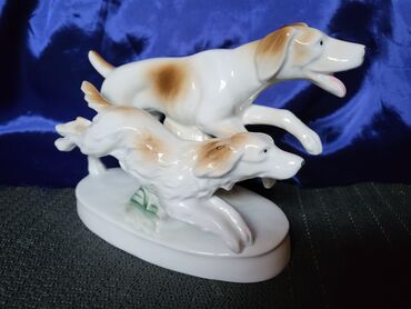 Staro posuđe i escajg: Figura nova pasa 7.god.Lippelsdorf Nemacka. Porcelanska figura — 3