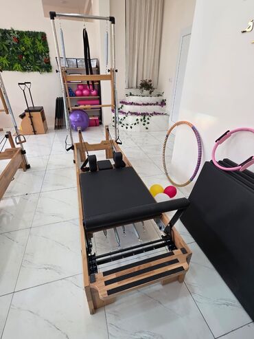 nerd taxta: Taxta Pilates Reformer, müxtəlif hərəkətlər üçün nəzərdə tutulmuşdur