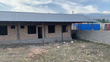 саманный дом под ключ: Продаю коттедж в г.Чолпон Ата. Земельный участок 8 соток. Участок