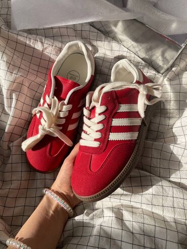 спортивный купальник с шортами: Кроссовкалар, 36, 38, Adidas, Жаңы, түсү - Кызыл, Акылуу жеткирүү