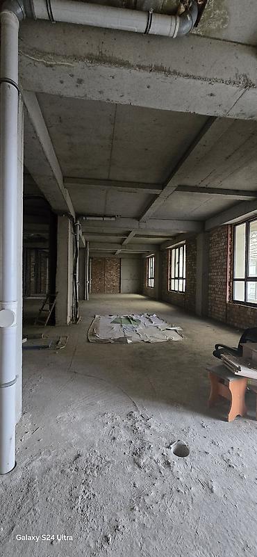 Продажа помещений свободного назначения: Сдаеться коммерческое помещение в жилом доме . 270кв. В районе — 7