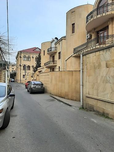 ev t: T. Əliyev küçəsində. Mülkiyyətdə 650m² olan. 7 sotda 4mərtəbəli 8 — 1