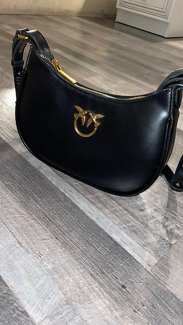 pinko: Qara çiyin çantası – yarımdairə forması, hamar dərimsi material — 1