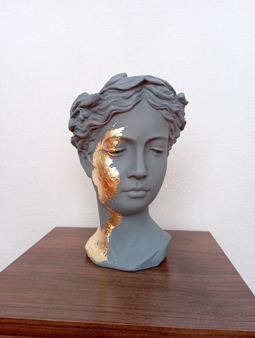 Уличные растения: Heykel: Helen 
ölçü: 24sm 
rəng: boz-qizili 
hazırlanması:1gün
