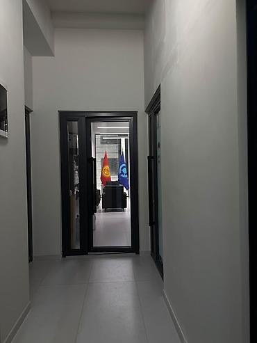 Кыймылсыз мүлк: Ижарага Толугу менен кеңсе: IT-компания, 35 м², Бизнес борборунда, Ремонту менен, Бийик шыптар менен — 7