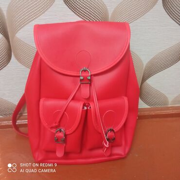 Rukzaklar: Məktəbli çantası. Qırmızı. 1-2 dəfə istifadə olunub. İkinci sumka kimi