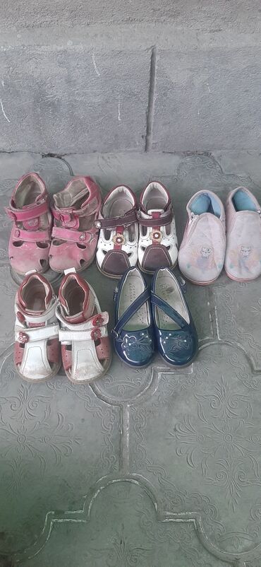 Детская обувь: Отдаю даром детскую обувь. Размеры 24,25. Тел