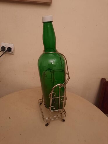 Ostalo posuđe: Velika flasa sa postoljem.
Oko 4,5 l — 8