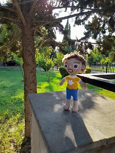 Oyuncaq fiqurlar: Oyuncaq amigurumi üslubunda hazırlanıb və insan fiqurunu təsvir edir — 2