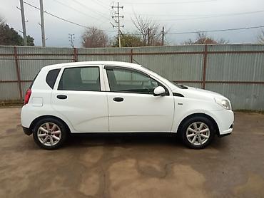 Chevrolet: , ağ rəng, 5 qapılı hetçbek. Xüsusiyyətlər: - Sürət qutusu: mexaniki — 3