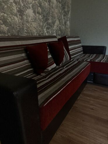 угловой диван с креслом раздвижной: Диван-кровать, цвет - Красный, Б/у