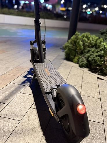 Elektrikli samokatlar: Sürət max: 40km/saat Məsafə dolu şarj ilə :~ 95km Yük götürmə max: 140 — 6