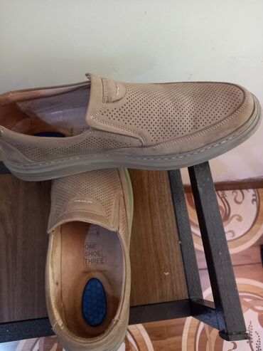 kişi qol saat: Bej rəngdə, dəri materialdan hazırlanmış, rahat və yüngül slip-on