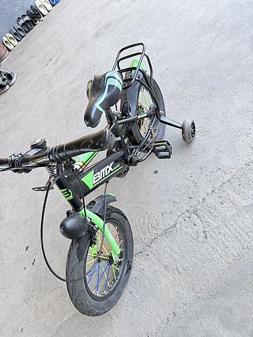 4 момс: Детский велосипед BMX, размер колёс примерно 14". Яркий чёрно‑зелёный — 3