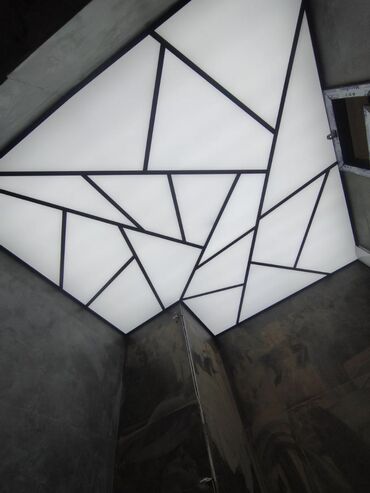 перегородка для лестницы: Gərgin tavan – LED işıqlandırmalı, “geometrik mozaika” dizaynı -