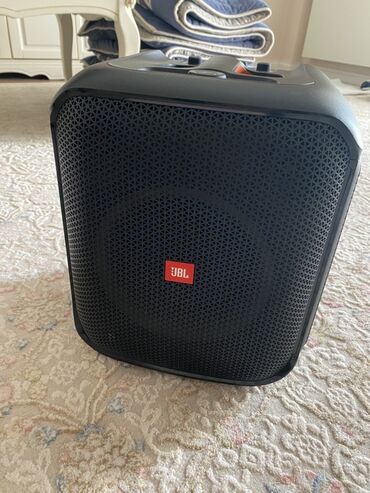 купить холодильник бу недорого: Компактная портативная колонка JBL черного цвета. Оснащена удобной