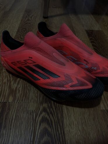 Ayaqqabılar: - Brend: adidas 43 ölçü (altlıqda loqo görünür) - Model xətti: F50