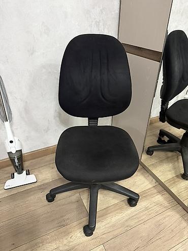 Ofis oturacaqları: - Ofis/iş masası üçün klassik fırlanan stul - Rəng: qara - Yumşaq — 1
