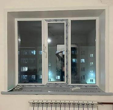 ПВХ-окно с трёхсекционной конструкцией и поворотно-откидной створкой