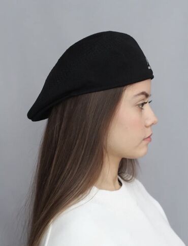 кепка мерс: Черный берет под Kangol с небольшим логотипом бренда сбоку. Изготовлен