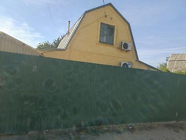 Продаётся участок с жилым домом и высоким забором из профнастила
