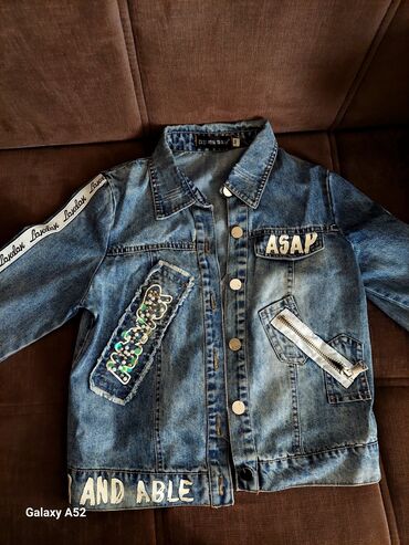 Pencəklər: Uşaq üçün cins gödəkçə - Material: klassik mavi denim - Yaxa: formalı