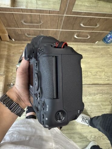 Fotokameralar: Canon EOS-1D X Mark III professional DSLR gövdə. Canon 24-70mm F2.8 — 2