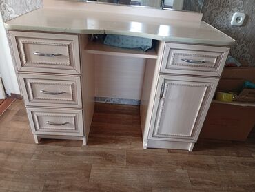 кухонный мебель бу: Продам трюмо. б/у 3000с