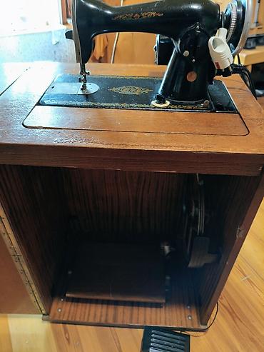antik samdan: Elektrik ayaq pedallı tikiş maşını və qatlanan taxta kabinet dəsti - — 2