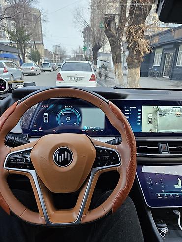 Другие автомобили: Электромобиль кроссовер (7 мест, судя по габаритам) в белом цвете — 10