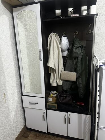 вешалка в прихожку: Кире бериш үчүн гарнитур, Күзгү, ДСП, түсү - Ак