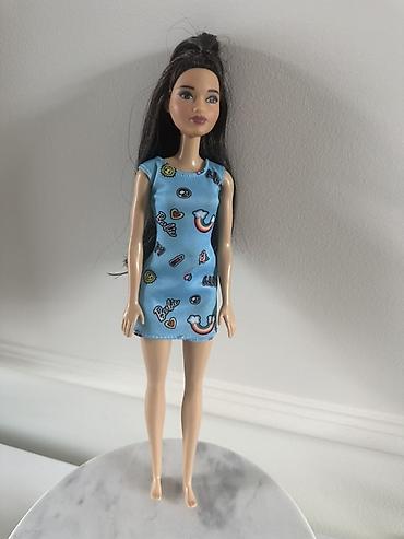igračka dumpling: Barbie lutka sa dugom tamnom kosom i modernom mini haljinom. Uz lutku — 2