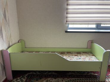 кровать односпальное: Цена 5500 за 2 такие кроватки 
С матрасом