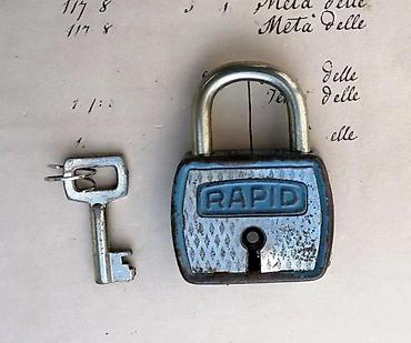 Ostali antikviteti: RAPID, katanac i ključ ili dva VINTAGE. 1. RAPID, katanac i dva ključa — 8